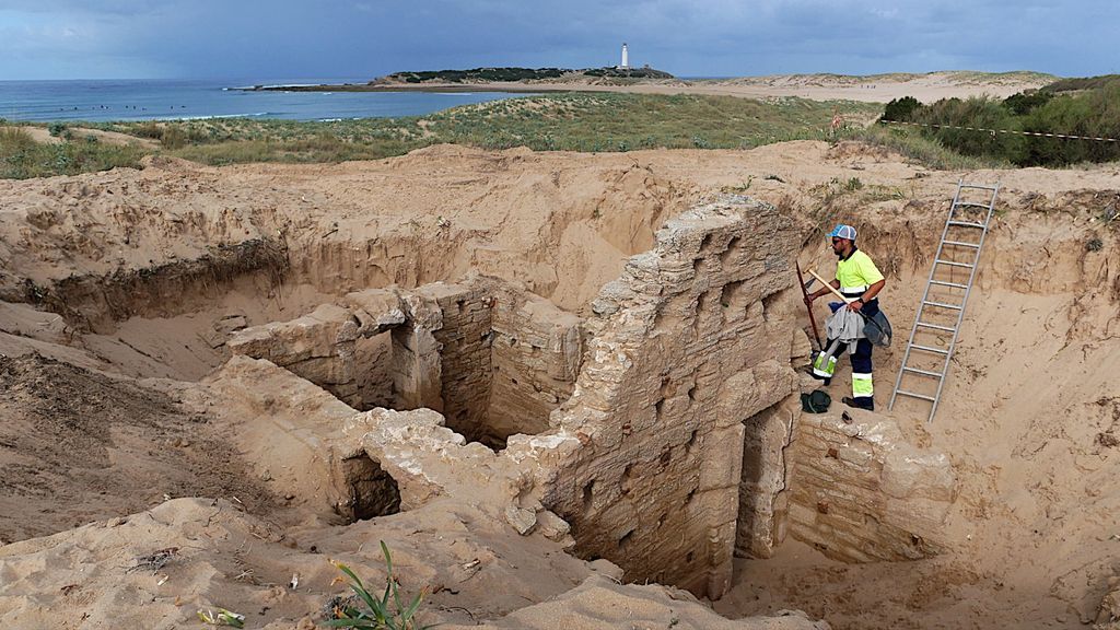 El yacimiento, con el faro de Trafalgar al fondo