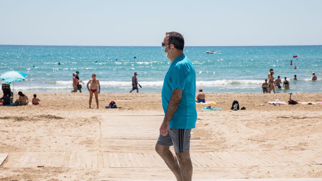 EuropaPress_3175770_hombre_protegido_mascarilla_pasea_paseo_maritimo_junto_playa_postiguet