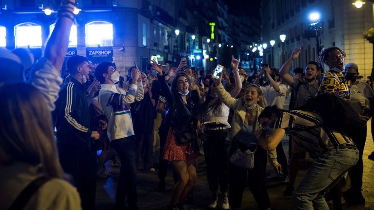 Madrid rechaza el toque de queda pese a los botellones: "No podemos cerrar a miles de habitantes por cientos de jóvenes" Madrid rechaza el toque de queda pese a los botellones: "No podemos cerrar a miles de habitantes por cientos de jóvenes"