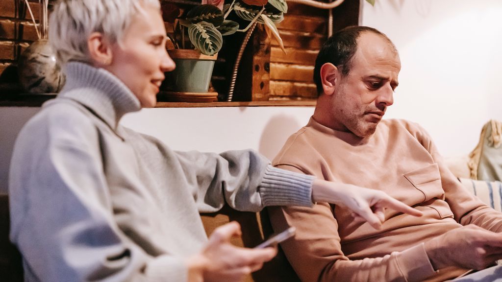 España, quinto país de Europa más espía: cómo detectar que tu pareja te está mirando el móvil