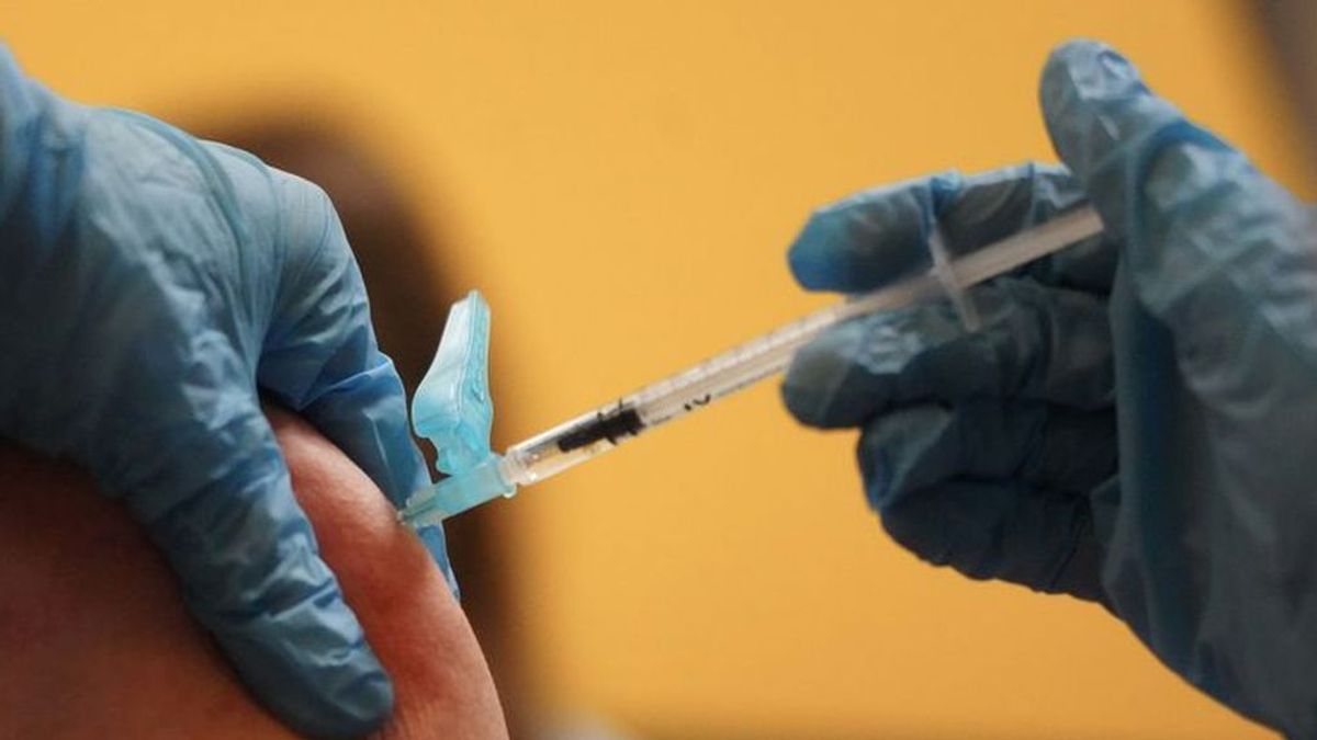 Un sanitario administra una vacuna Un sanitario administra una vacuna