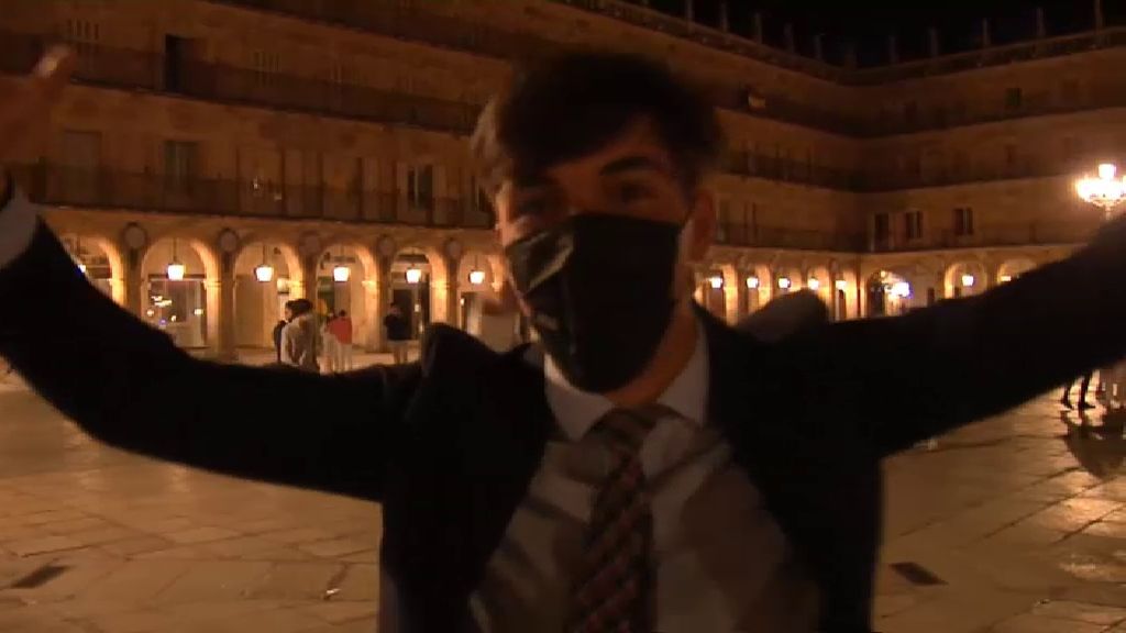Miles de jóvenes abarrotan las calles sin distancia ni mascarilla para celebrar el fin del estado de alarma