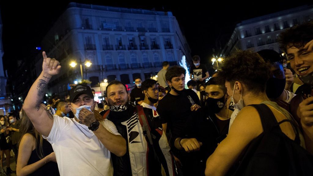 Botellones y gente bailando sin mascarillas en el decaimiento del estado de alarma en Madrid