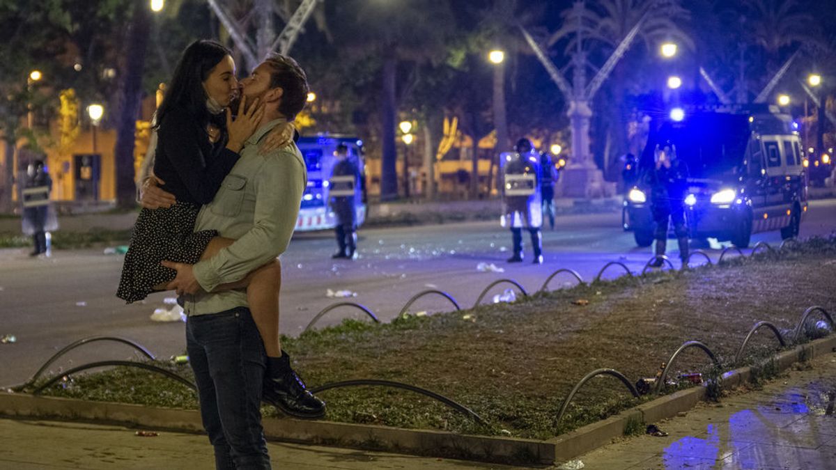 Una pareja se besa en una céntrica calle de Barcelona durante la primera noche sin el estado de alarma, a 9 de mayo de 2021, en Barcelona. Una pareja se besa en una céntrica calle de Barcelona durante la primera noche sin el estado de alarma, a 9 de mayo de 2021, en Barcelona.
