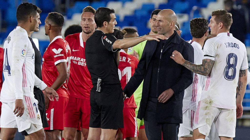 Zidane pidió explicaciones a Martínez Munuera por la mano de Militao.