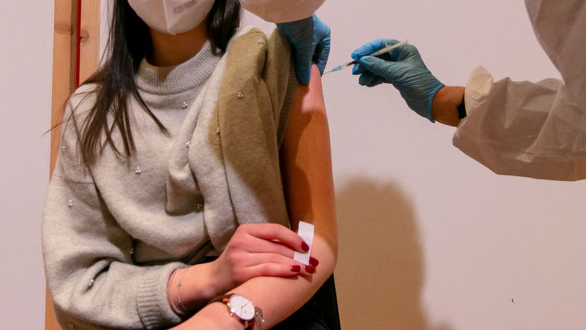 Una joven italiana recibe seis dosis de la vacuna contra el covid de Pfizer 'por error'