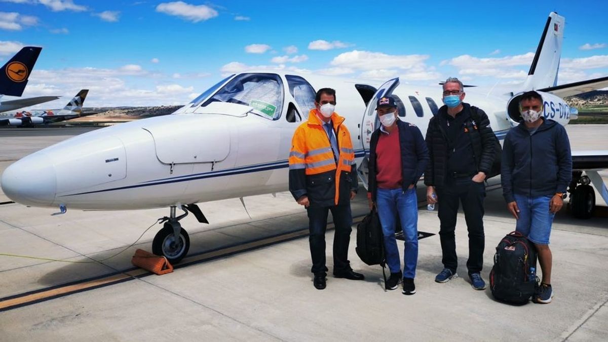 Sainz, segundo por la izquierda, junto al resto de viajeros del avión Sainz, segundo por la izquierda, junto al resto de viajeros del avión