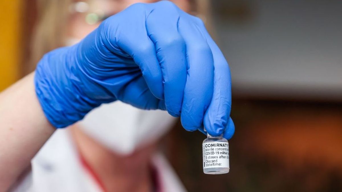 Andalucía se salta a Sanidad y vacunará con Pfizer y Moderna a los que esperaban la segunda dosis de AstraZeneca Andalucía se salta a Sanidad y vacunará con Pfizer y Moderna a los que esperaban la segunda dosis de AstraZeneca