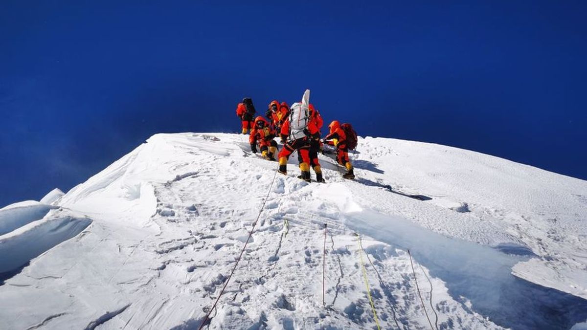 China cierra su frontera nepalí en la cima del Everest para "evitar los contagios de covid" China cierra su frontera nepalí en la cima del Everest para "evitar los contagios de covid"