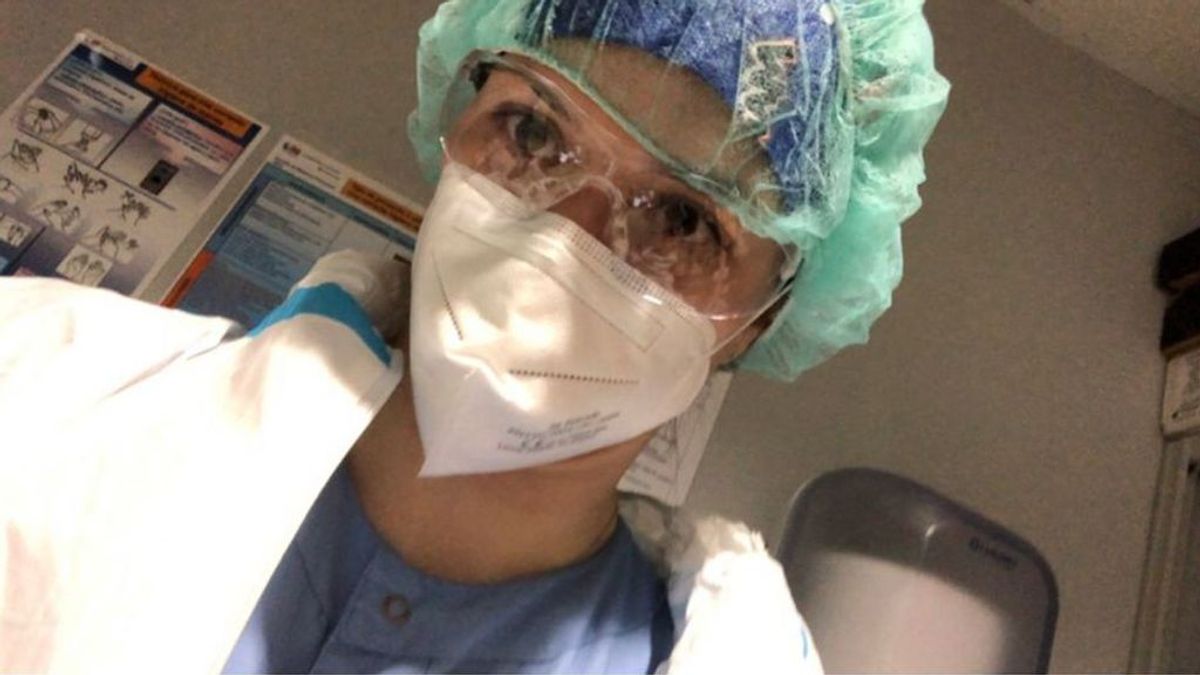 Sandra García, enfermera: "Cuando moría un paciente nos abrazábamos con el EPI puesto, lo necesitábamos" Sandra García, enfermera: "Cuando moría un paciente nos abrazábamos con el EPI puesto, lo necesitábamos"