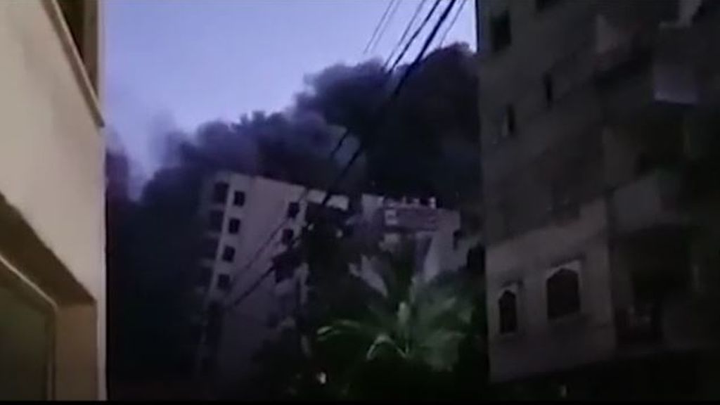 Bombas israelíes derriban un edificio de viviendas en la zona palestina de Gaza