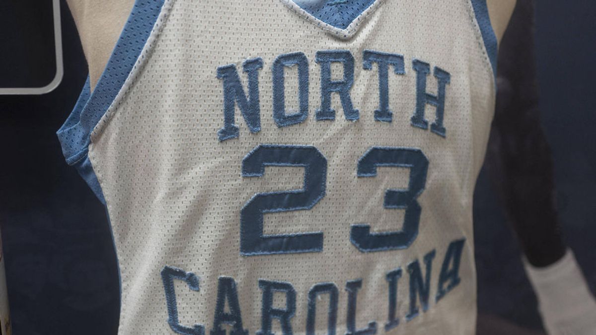 Vendida una camiseta de Michael Jordan cuando jugaba en Carolina del Norte por más de un millón de euros Vendida una camiseta de Michael Jordan cuando jugaba en Carolina del Norte por más de un millón de euros