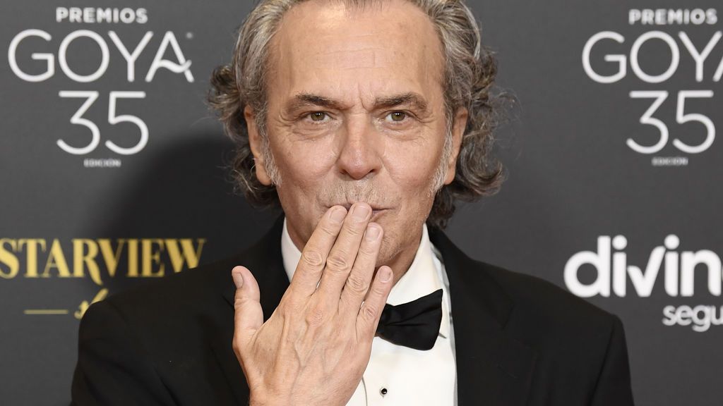 Jose Coronado, lanzando un beso en un evento de los Goya