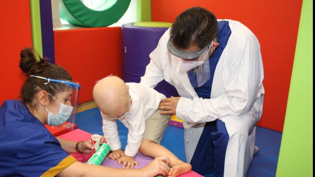 Voluntarios, doctores risa: los ángeles de la guarda de los niños que viven en el hospital