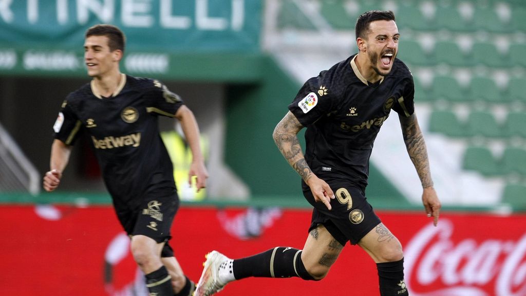 Joselu fue protagonista en los dos goles del Alavés ante el Elche.