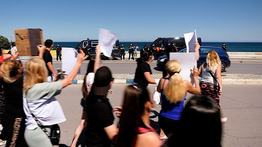 Los manifestantes pasan ante la policía