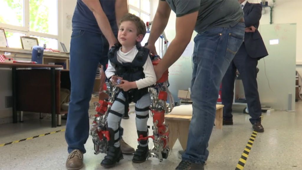 El primer exoesqueleto pediátrico, un hito que ya hace sonreír a niños como Álvaro o Víctor