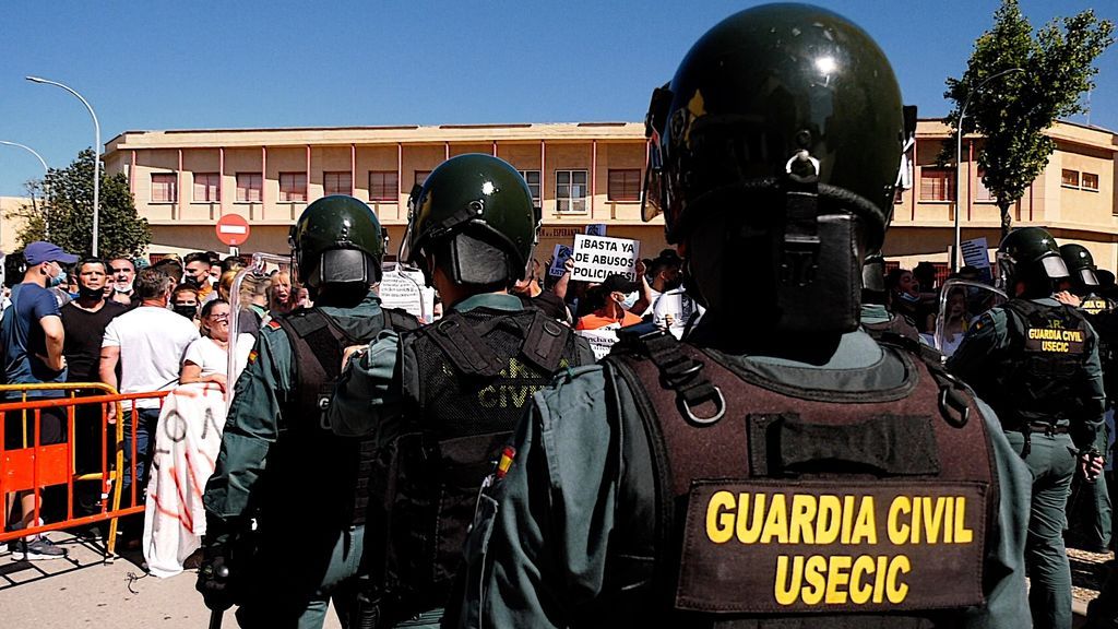 Vecinos de la Atunara y Guardia Civil, frente a frente