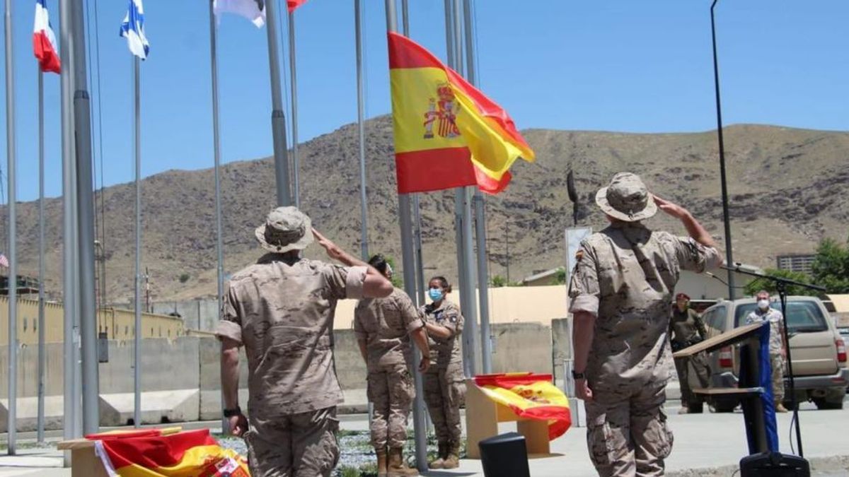España arría su bandera en Kabul y los últimos militares salen del país, tras 19 años de misión España arría su bandera en Kabul y los últimos militares salen del país, tras 19 años de misión