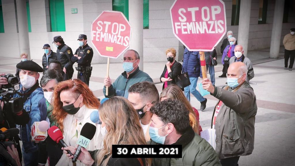 El hombre del cartel de 'Stop Feminazis'