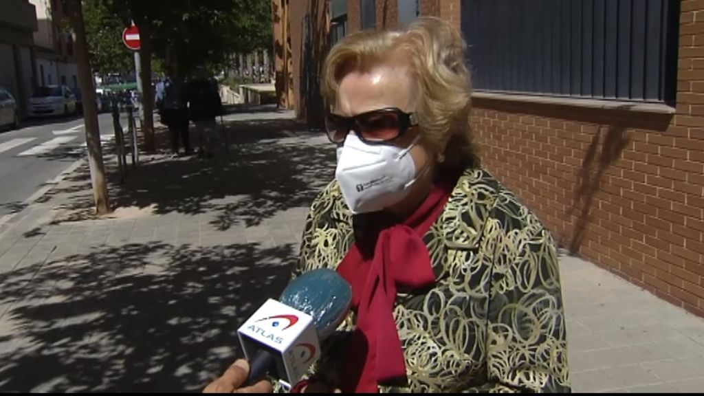María Amparo, 88 años, quiere olvidar: ha resistido la soledad de la pandemia gracias a su vecino Pedro