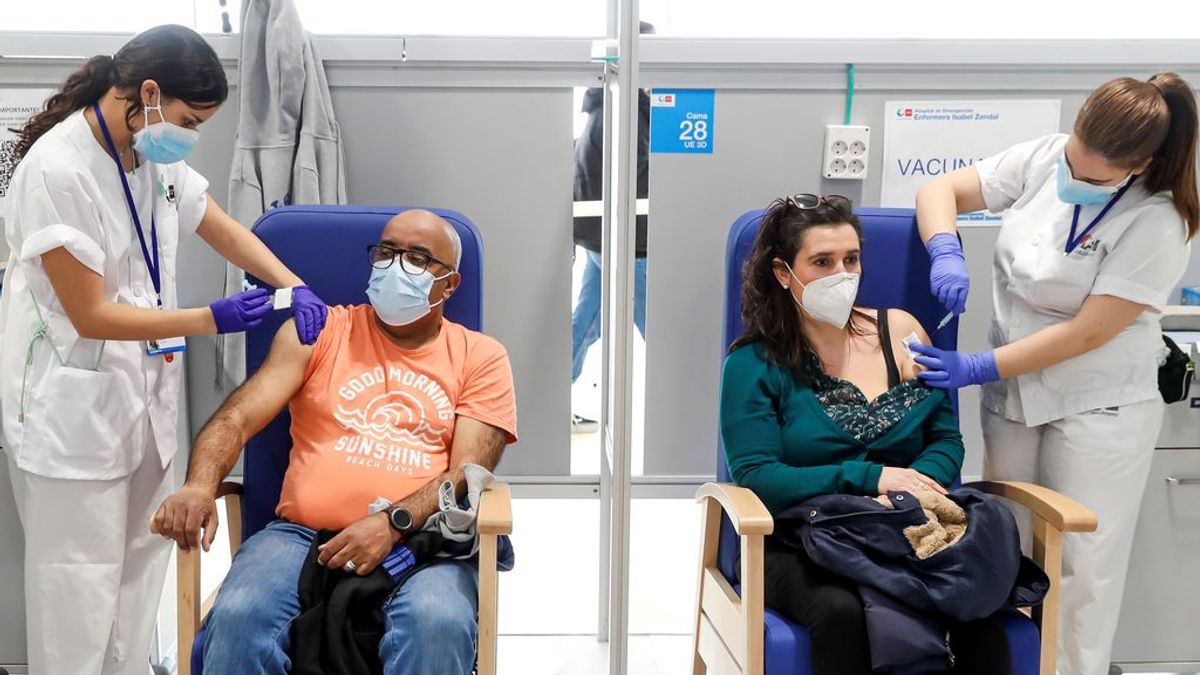 Los de 50 ya, los de 40 en junio y los de 30 en julio, así queda el calendario vacunal en España Los de 50 ya, los de 40 en junio y los de 30 en julio, así queda el calendario vacunal en España