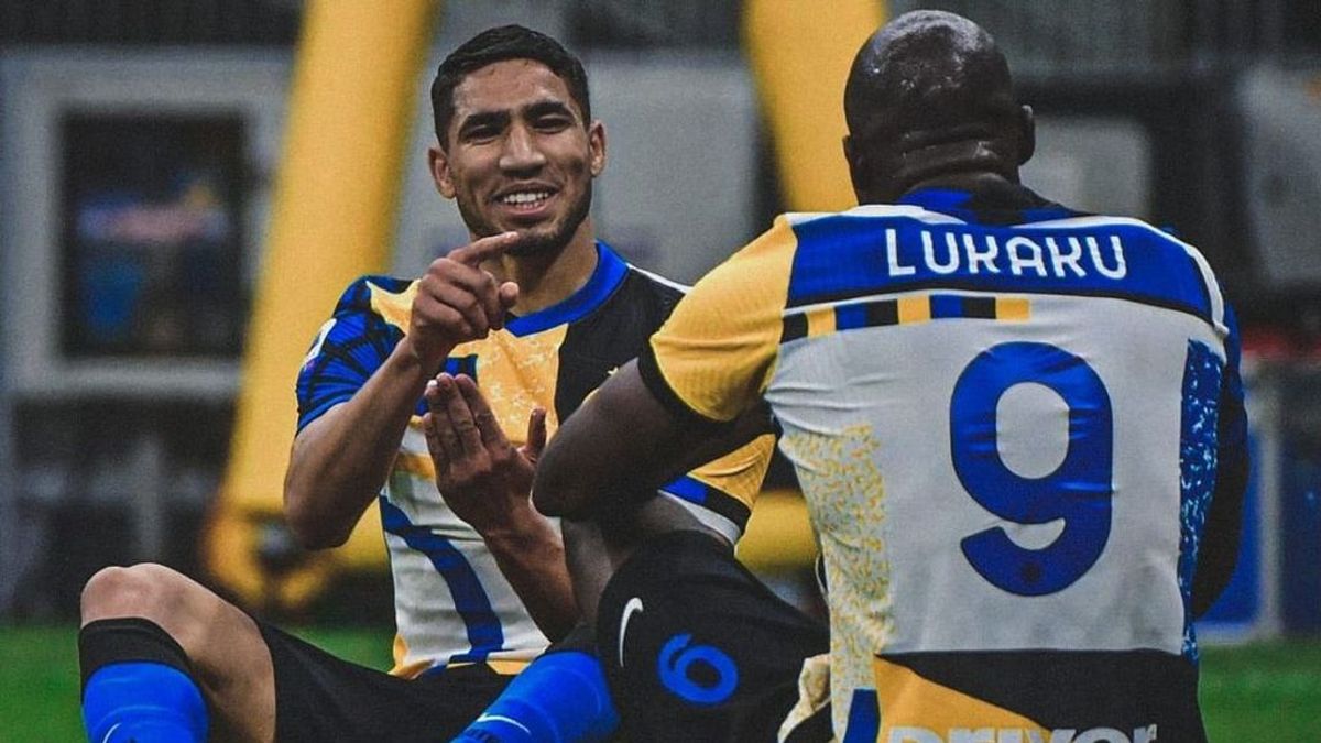 Achraf y Lukaku celebran un gol del Inter de Milán. Achraf y Lukaku celebran un gol del Inter de Milán.