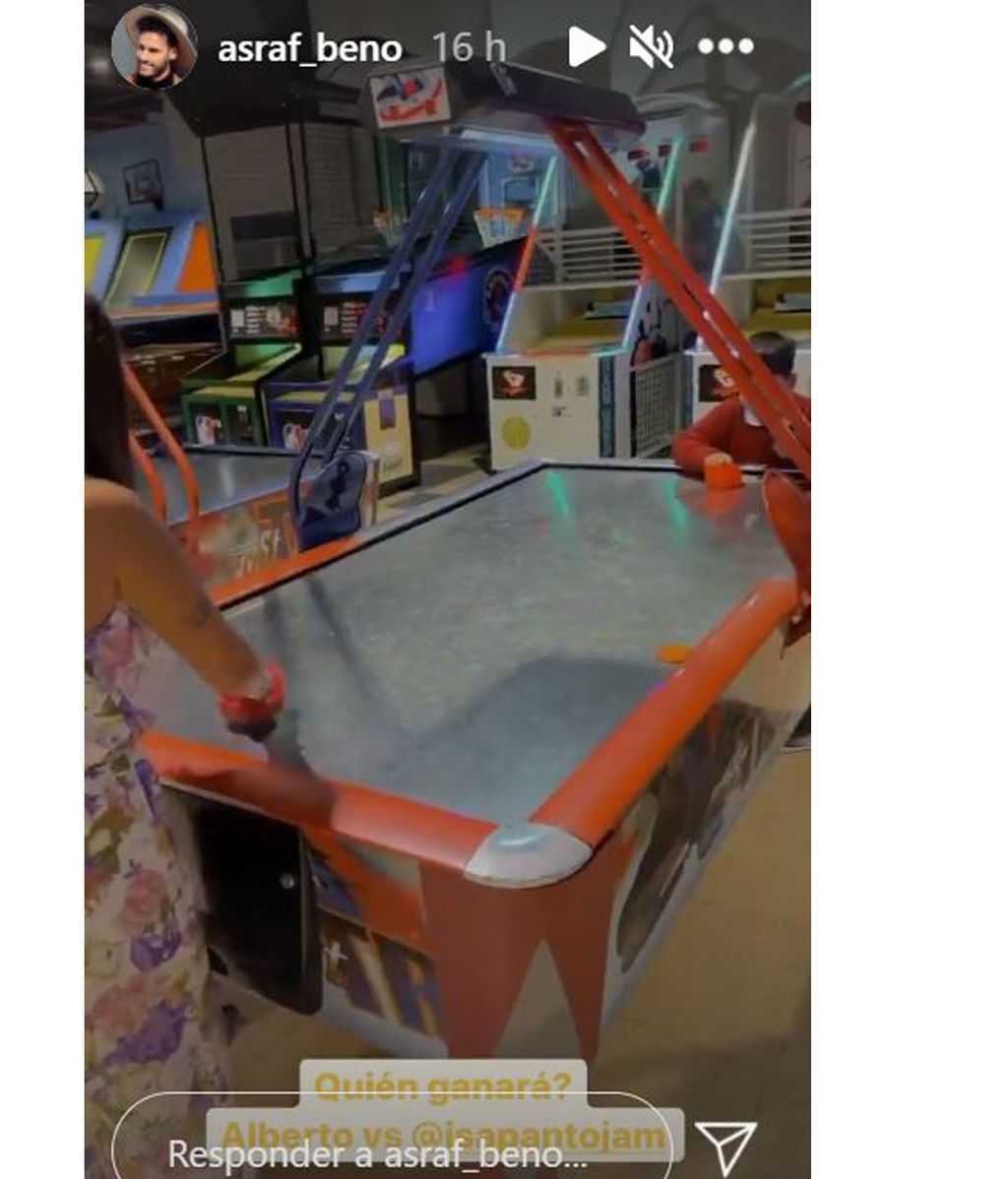 Isa y Albertito en la sala de recreativos