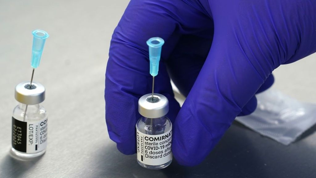 Combinar vacunas: efectos secundarios que se multiplican en mayores de 50 años