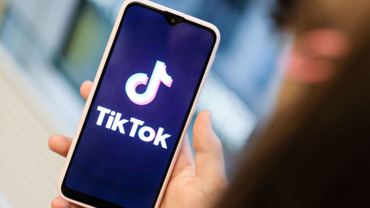 TikTok combina dos de sus herramientas favoritas para hacer un 'dúo pantalla verde' TikTok combina dos de sus herramientas favoritas para hacer un 'dúo pantalla verde'