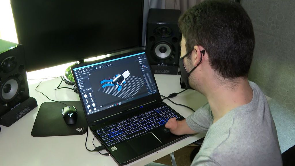 David, diseñando la prótesis de Beknur