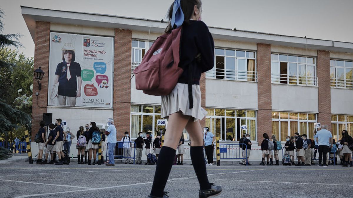 El Gobierno apuesta por clases presenciales con mascarilla y grupos burbuja en los colegios e institutos el próximo curso El Gobierno apuesta por clases presenciales con mascarilla y grupos burbuja en los colegios e institutos el próximo curso