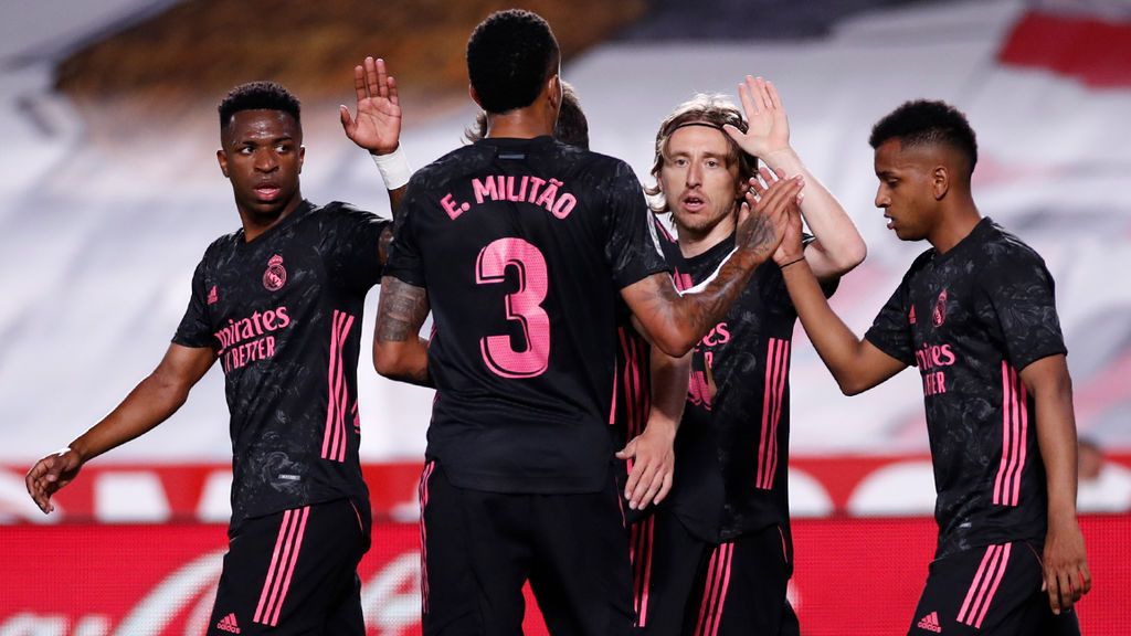 El Real Madrid cumple ante el Granada y mantiene vivas sus opciones de ganar la Liga (0-2)