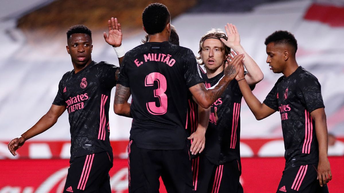 El Real Madrid cumple ante el Granada y mantiene vivas sus opciones de ganar la Liga (0-2) El Real Madrid cumple ante el Granada y mantiene vivas sus opciones de ganar la Liga (0-2)