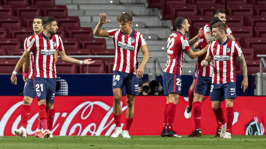 Los jugadores del Atlético celebran el gol de Correa a la Real Sociedad.