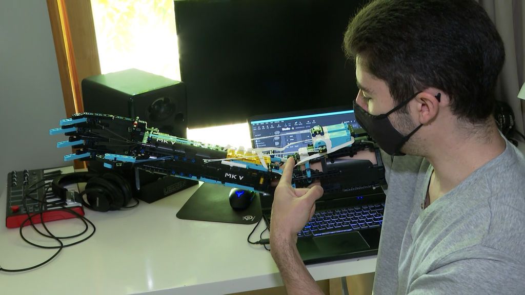 David, con su prótesis de lego