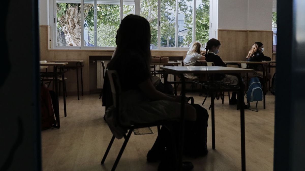La comunidad educativa pide contratar más profesores para bajar ratios si se reduce el distanciamiento a 1,2 metros La comunidad educativa pide contratar más profesores para bajar ratios si se reduce el distanciamiento a 1,2 metros