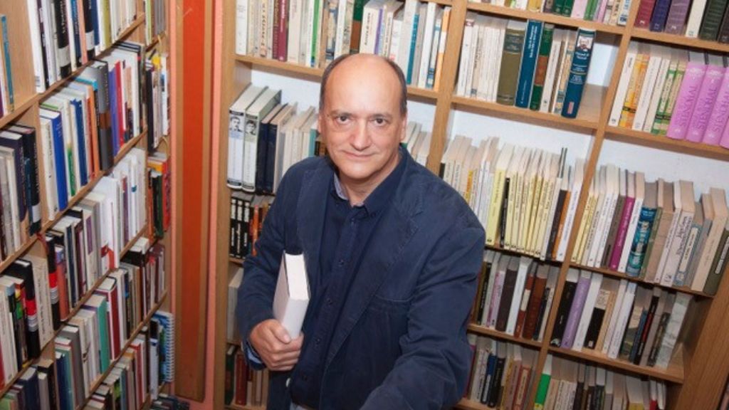 Gustavo Martín Garzo en su librería