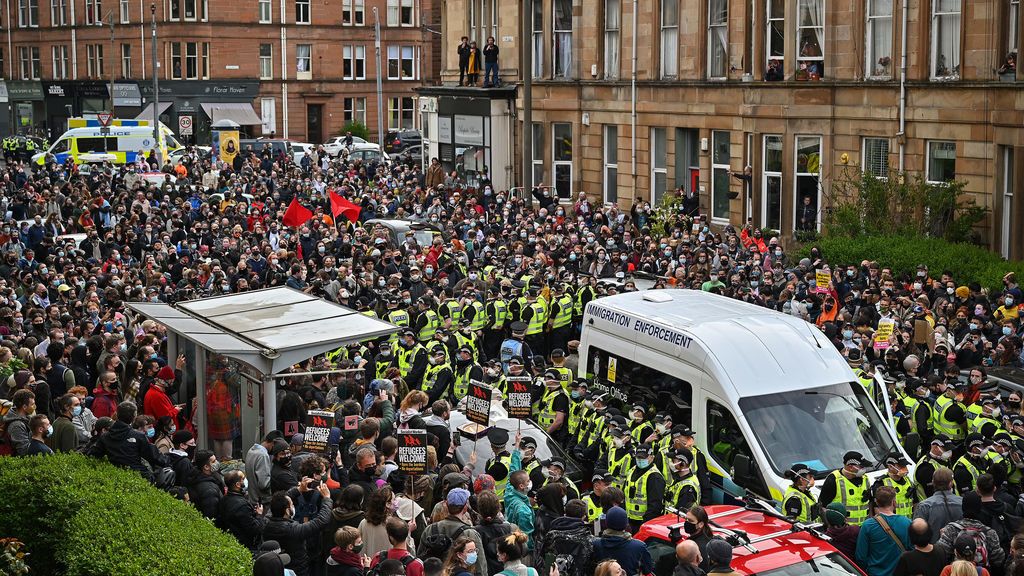 Por qué fueron detenidos los migrantes indios que fueron salvados por la protesta vecinal de Glasgow