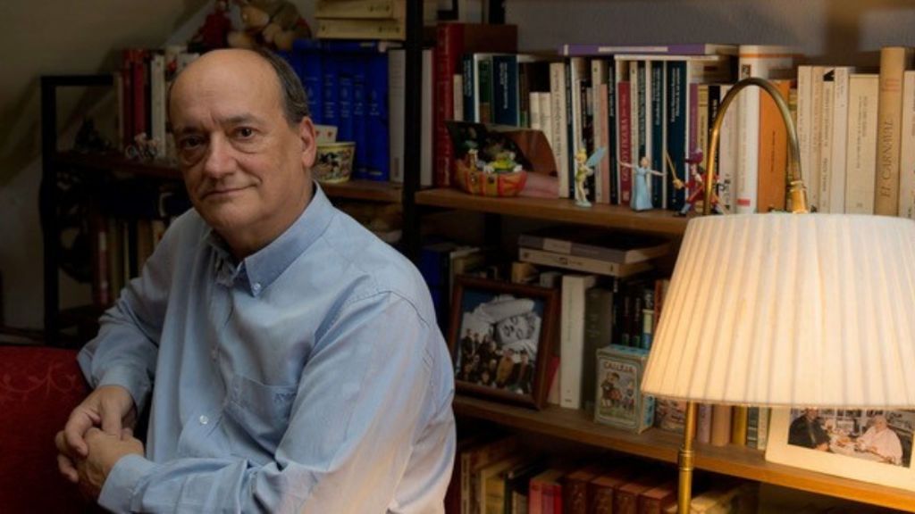 Gustavo Martín Garzo, rodeado de libros