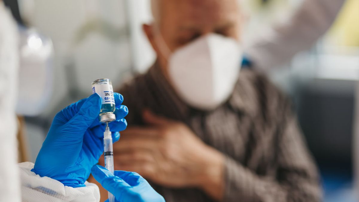 Madrid cita a ancianos para una tercera dosis de Pfizer por un "error humano" en las anteriores Madrid cita a ancianos para una tercera dosis de Pfizer por un "error humano" en las anteriores