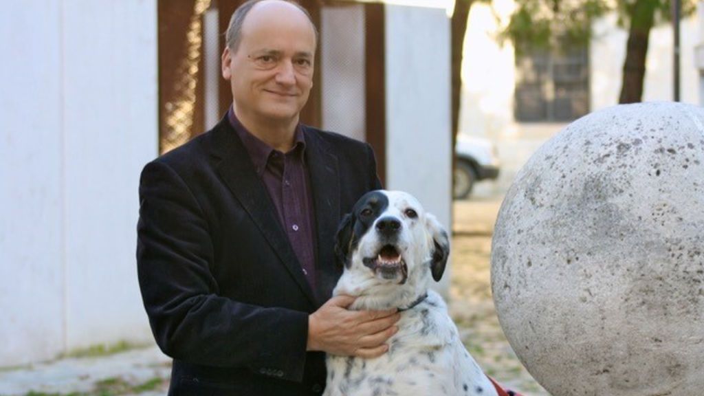 Gustavo Martín Garzo junto a su perro
