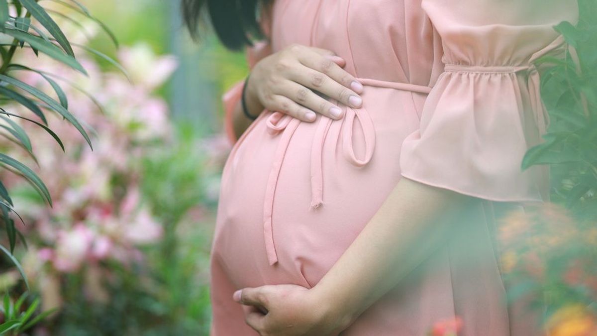 Una madre de familia monoparental tendrá derecho a sumar 8 semanas del permiso de paternidad en Valencia