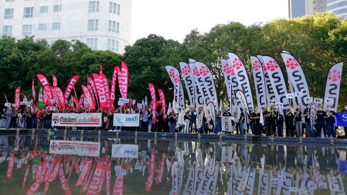 Sindicatos protestan ante la Junta de Caixabank contra un ERE "salvaje" y la subida de sueldo del Consejo Sindicatos protestan ante la Junta de Caixabank contra un ERE "salvaje" y la subida de sueldo del Consejo