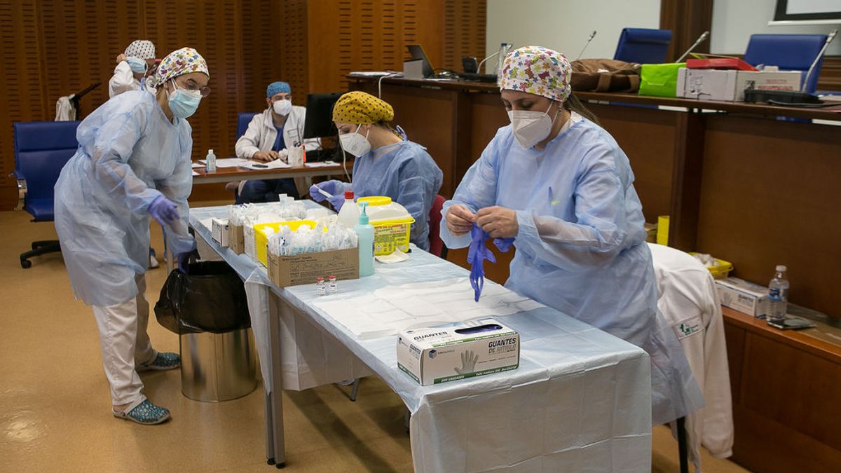 EuropaPress_3586886_varias_profesionales_sanitarias_preparan_administrar_vacuna_astrazeneca EuropaPress_3586886_varias_profesionales_sanitarias_preparan_administrar_vacuna_astrazeneca