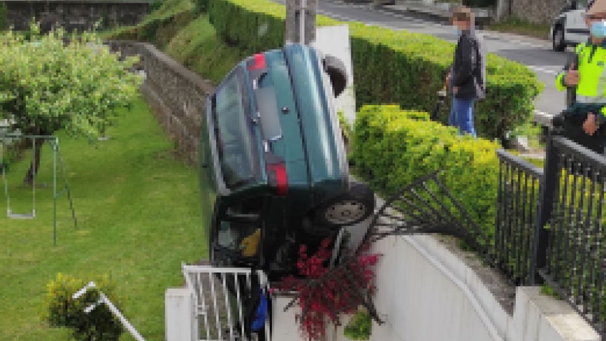 Investigan a un menor por hurtar el coche de una amiga, conducirlo ebrio y precipitarse con él a una finca Investigan a un menor por hurtar el coche de una amiga, conducirlo ebrio y precipitarse con él a una finca