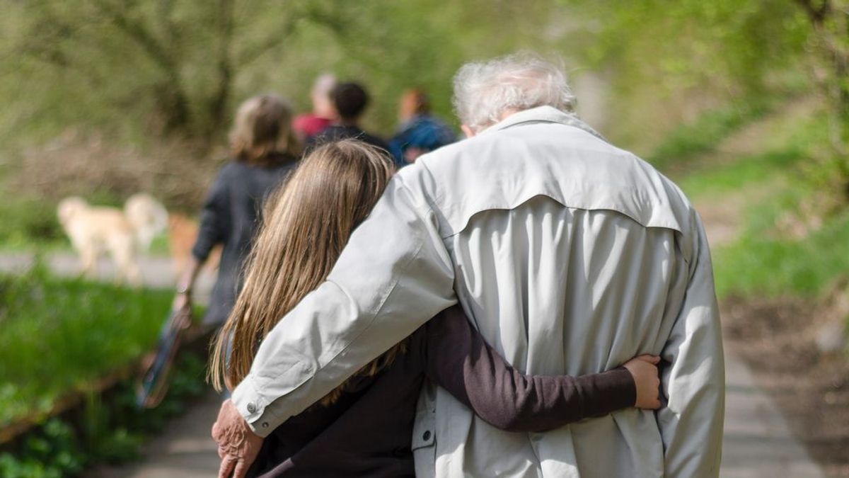 El tierno 'soborno' de un abuelo a su nieta para que le visite con más frecuencia: "Tarifa, beso + abrazo"