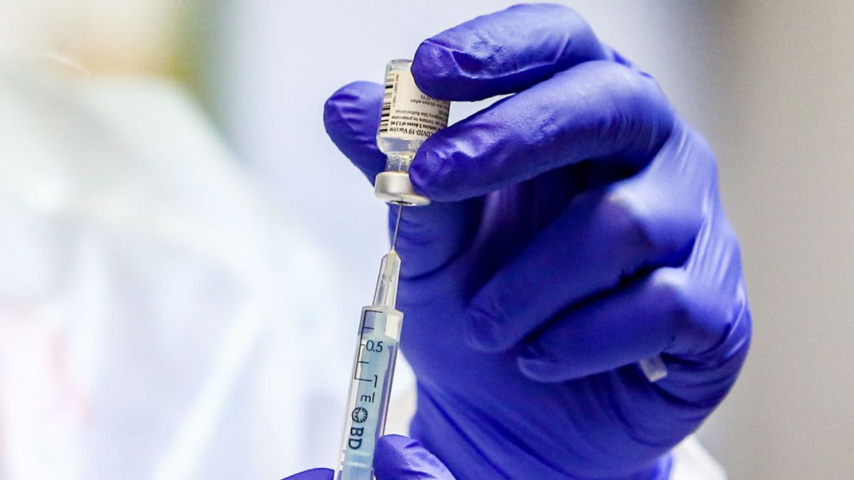 España pulveriza su récord con 611.767 vacunas en un día y se acerca a los 22 millones de dosis inoculadas España pulveriza su récord con 611.767 vacunas en un día y se acerca a los 22 millones de dosis inoculadas