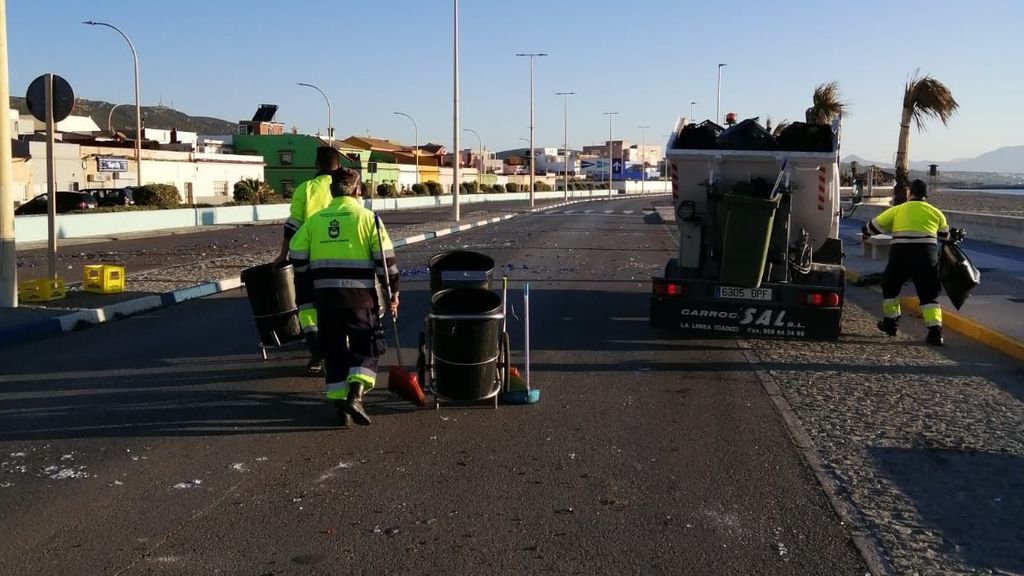 Trabajadores municipales retiran los restos de los disturbios