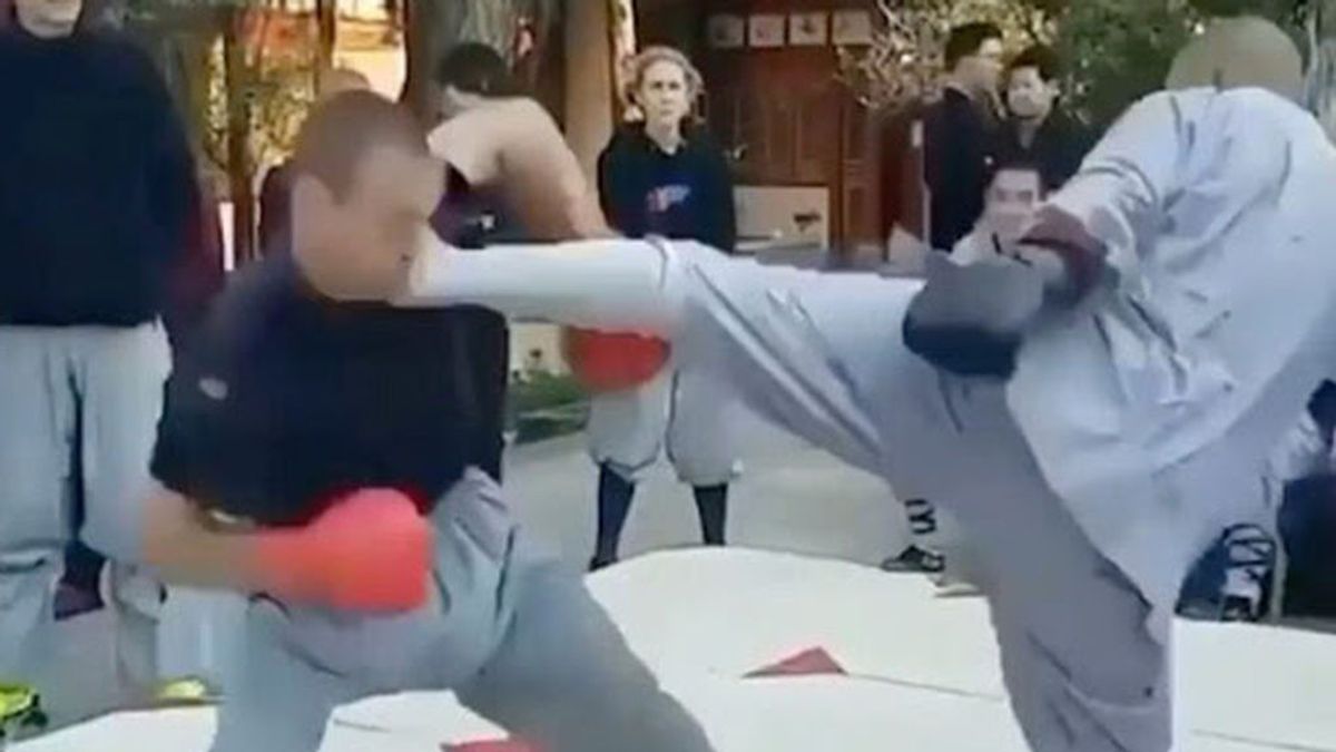 Un monje shaolín derriba a un luchador de una patada en la cara y causa furor en la Red